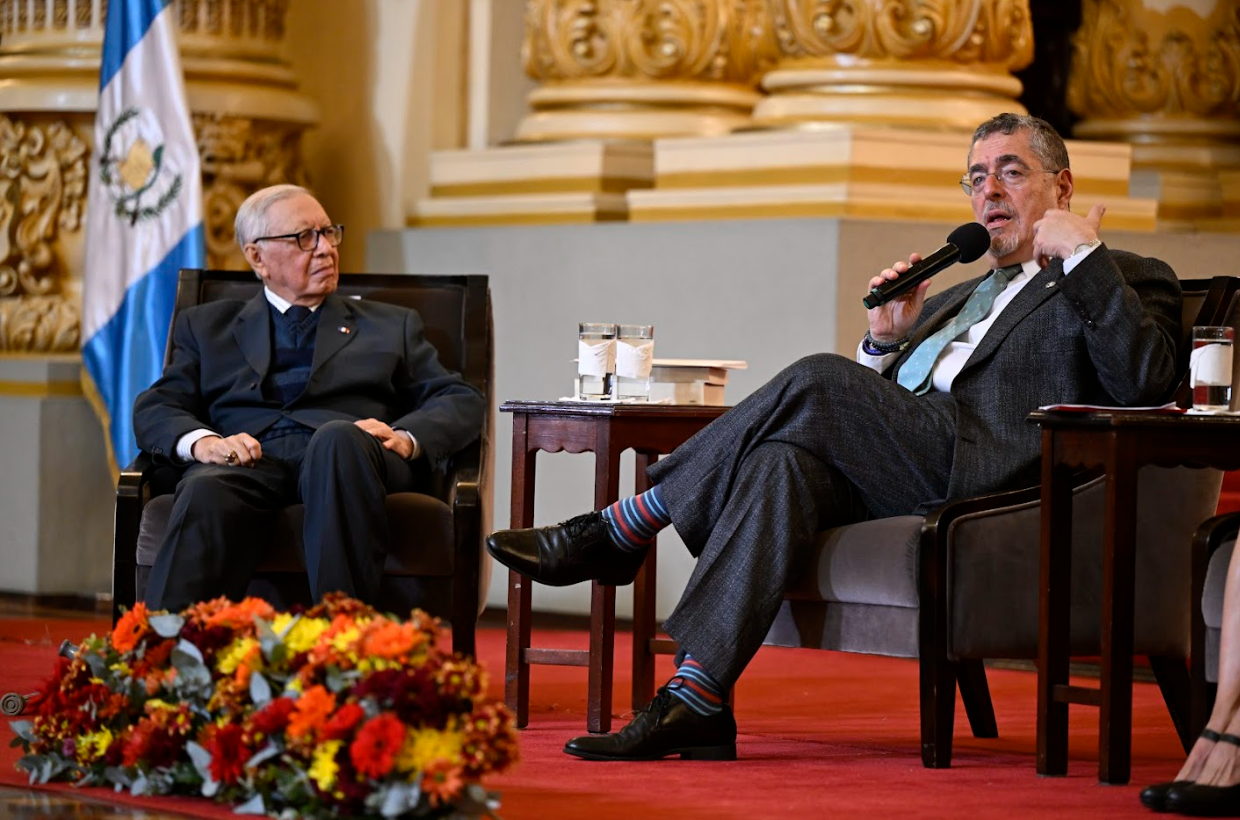 Presidente Bernardo Arévalo (derecha) y el expresidente Alejandro Maldonado Aguirre (izquierda) en el conversatorio. / Foto: Byron de la Cruz.