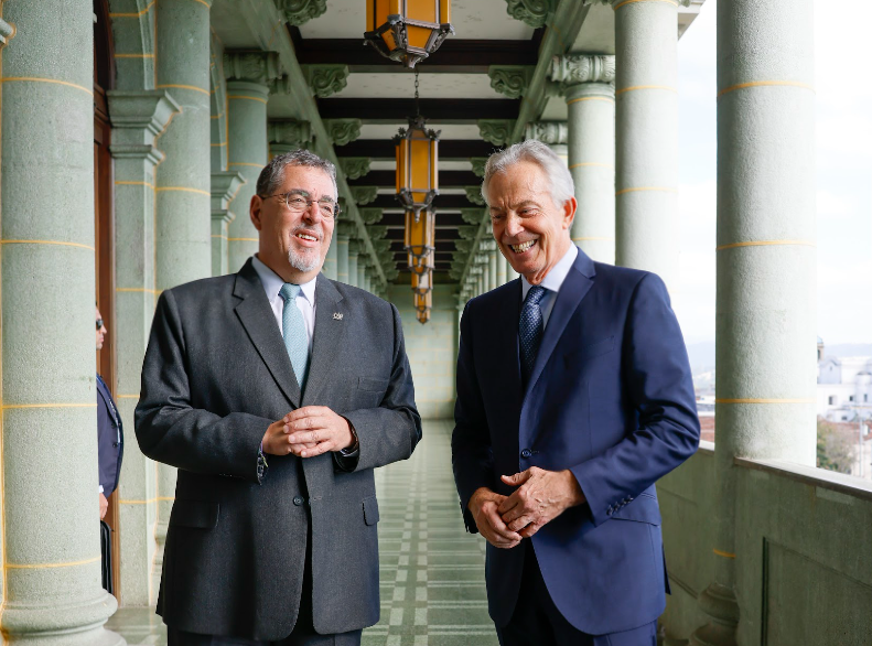Presidente Arévalo recibe al ex primer ministro del Reino Unido Tony Blair