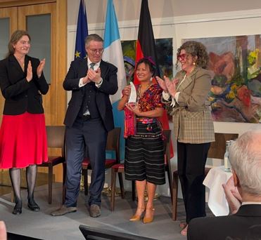 Gobernadora de Sacatepéquez reconocida por su labor en defensa de los derechos económicos de mujeres indígenas