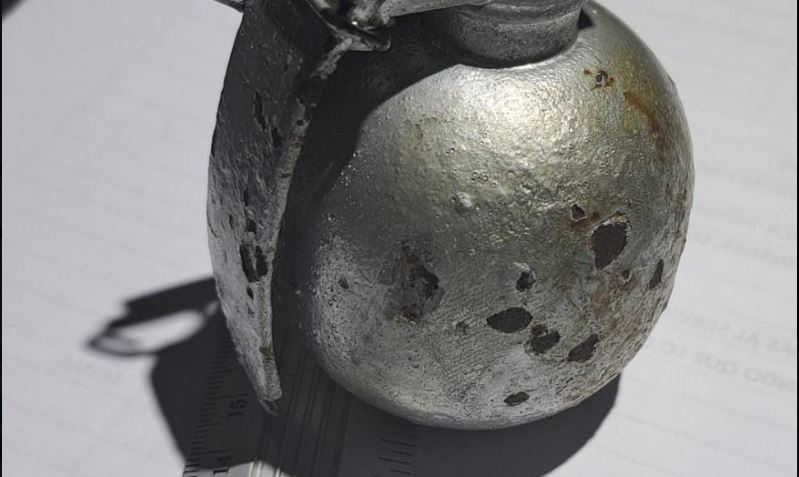 La granada K400, identificada como un explosivo de operación manual. / Foto: PNC
