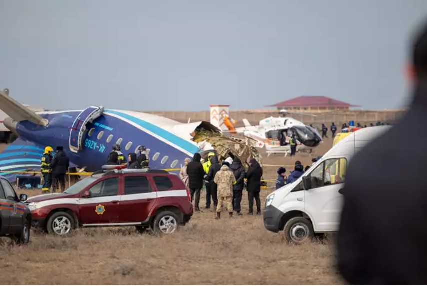 Los restos del avión de Azerbayán quedaron en un campo en el oeste de Kazajistán.