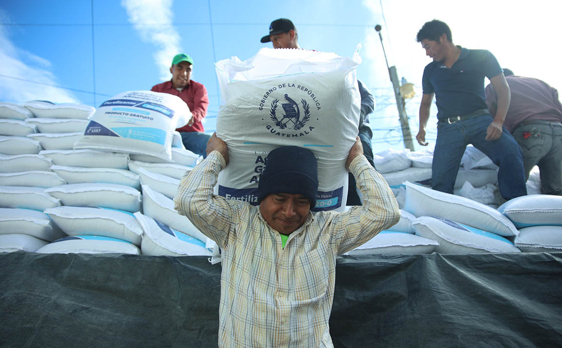 Miles de campesinos de Sololá se beneficiarán con la entrega del Bono Campesino, que el Gobierno entrega por medio del MAGA.