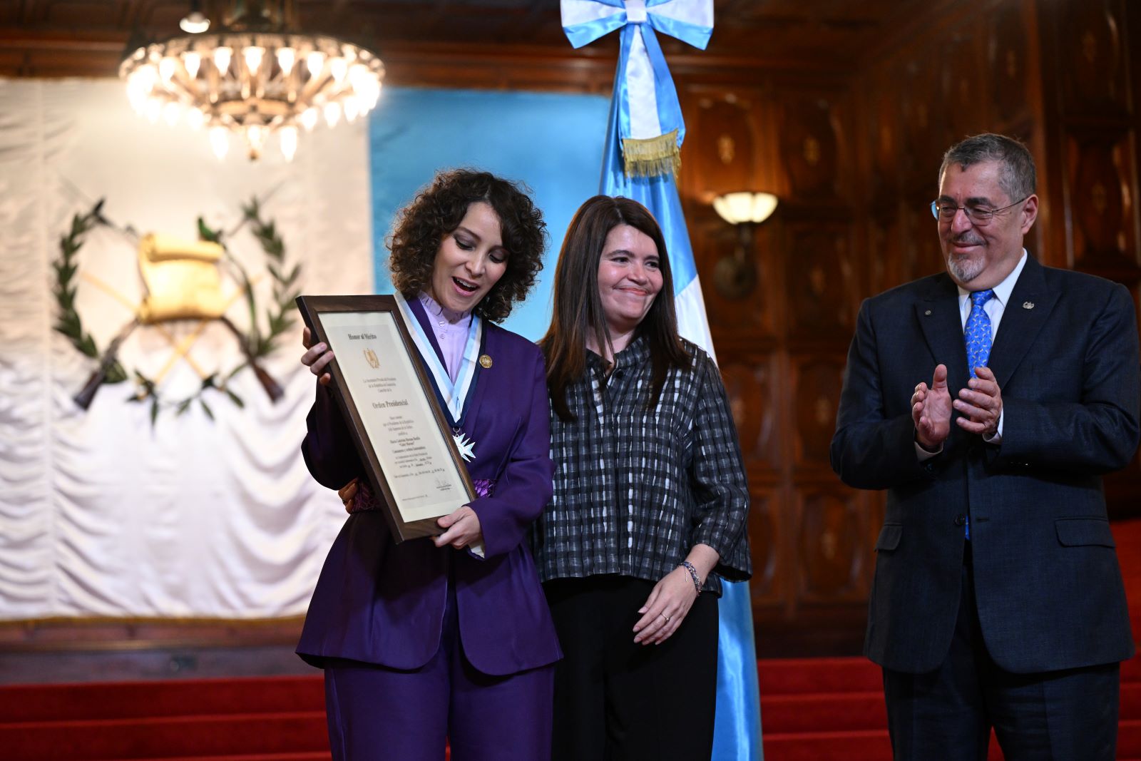 Presidente Arévalo condecora a Gaby Moreno y resalta compromiso de apoyo a artistas nacionales