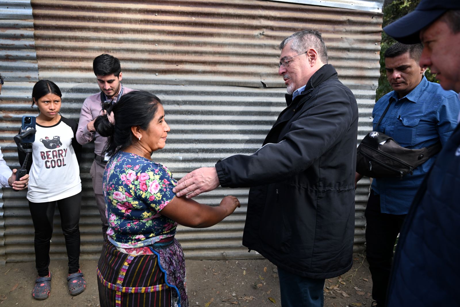El presidente Bernardo Arévalo saluda a doña Gloria, la beneficiaria número 50 mil del programa Bolsa Social, en una aldea de San Raymundo, Guatemala.