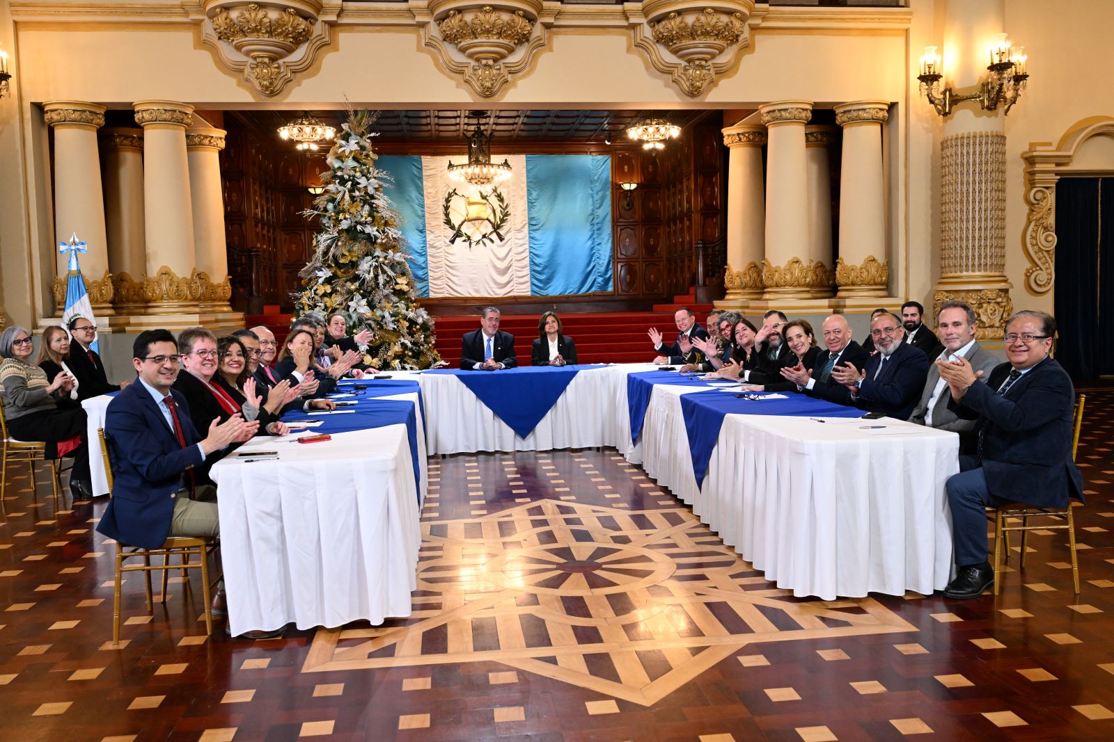 El presidente Bernardo Arévalo, junto a la vicepresidenta Karin Herrera y el gabinite, brinda un mensaje navideño a los guatemaltecos. 