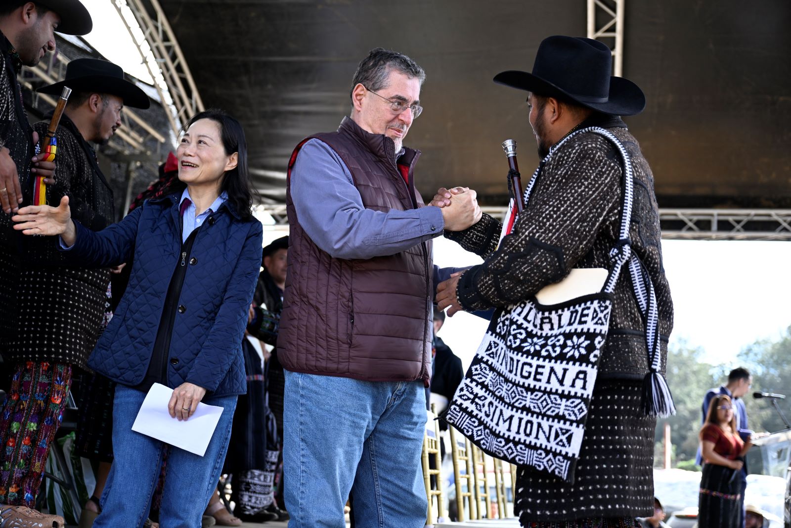 El presidente Bernardo Arévalo saluda al alcalde indígena de Solola durante el acto de entrega del Bono Campesino en la aldea El Tablón, un paso más para lograr el desarrollo en ese departamento.