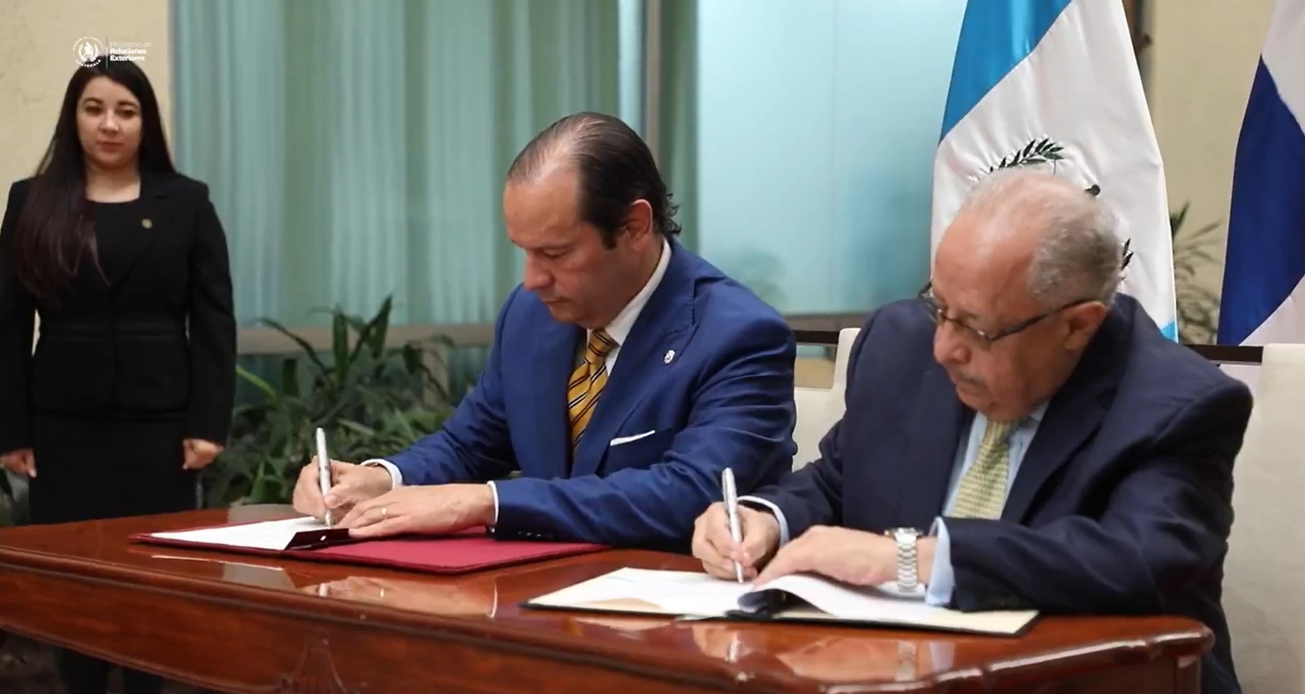 Los cancilleres de Panamá, Javier Martínez-Acha, y de Guatemala, Carlos Martínez, firman el Convenio Marco de Cooperación Panamá-Guatemala.