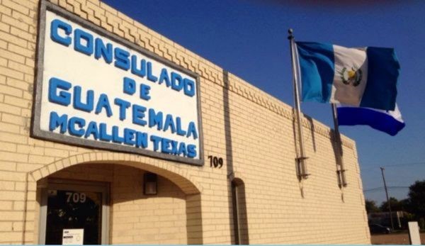 El consulado de Guatemala en McAllen, Texas, brinda atención a madre e hijo interceptados por autoridades migratorias de EE. UU.