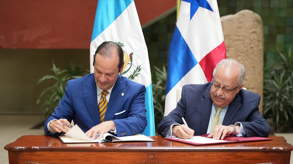 Cancilleres de Guatemala (derecha) y Panamá (izquierda) refuerzan alianza estratégica. / Foto: Minex.