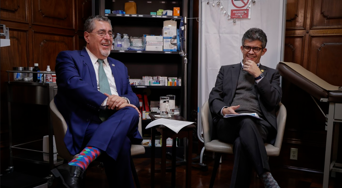 El presidente Arévalo y el ministro Barnoya dialogaron sobre las adquisiciones por medio del mecanismo de UNOPS. / Foto: Dickéns Zamora.