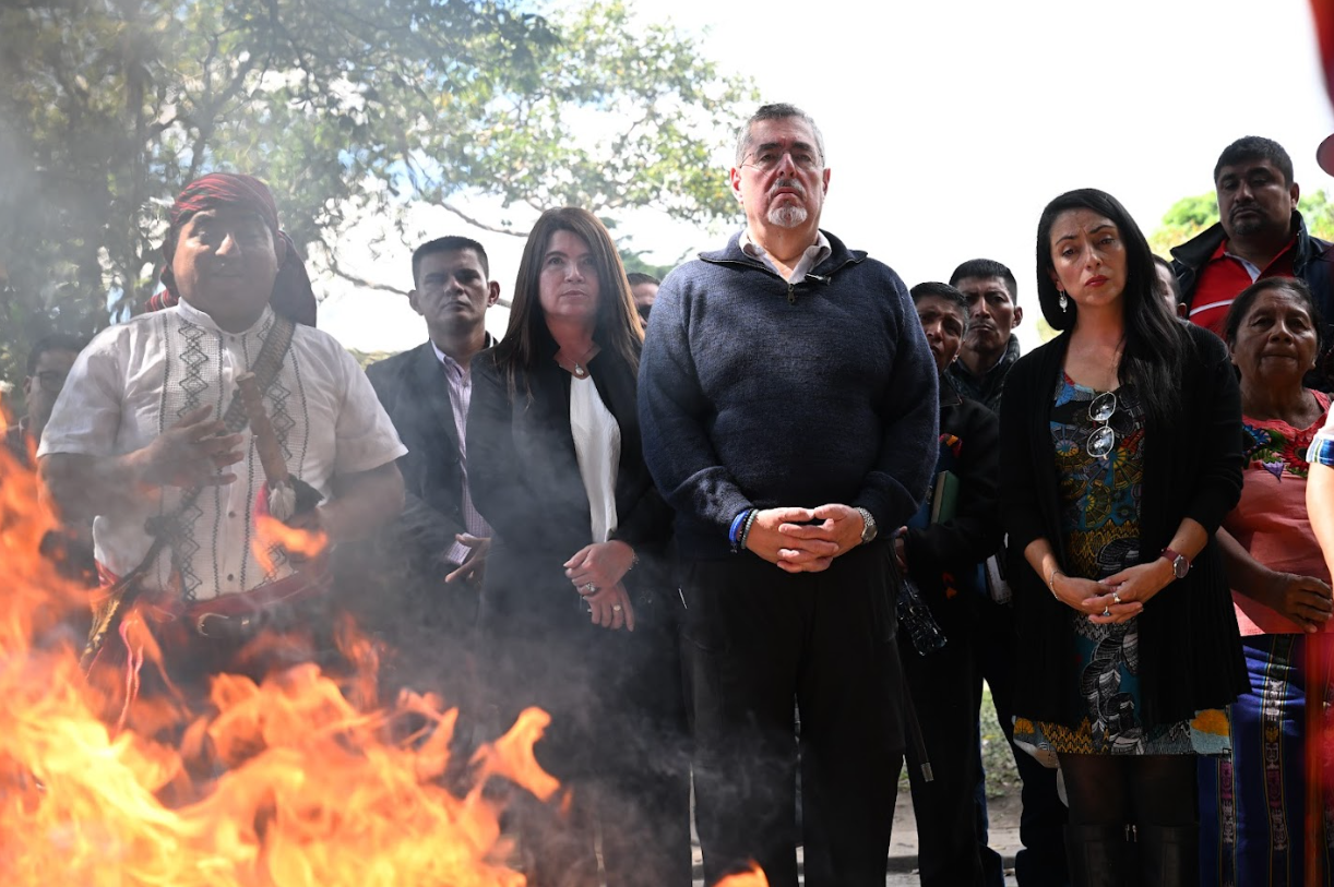 Presidente Bernardo Arévalo durante ceremonia maya en Kaminal Juyú. / Foto: Byron de la Cruz.