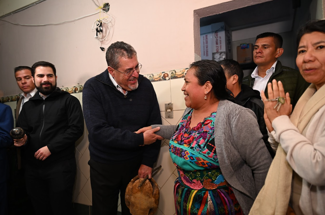 Presidente Arévalo participa en emotiva posada con vecinos en la colonia Bethania