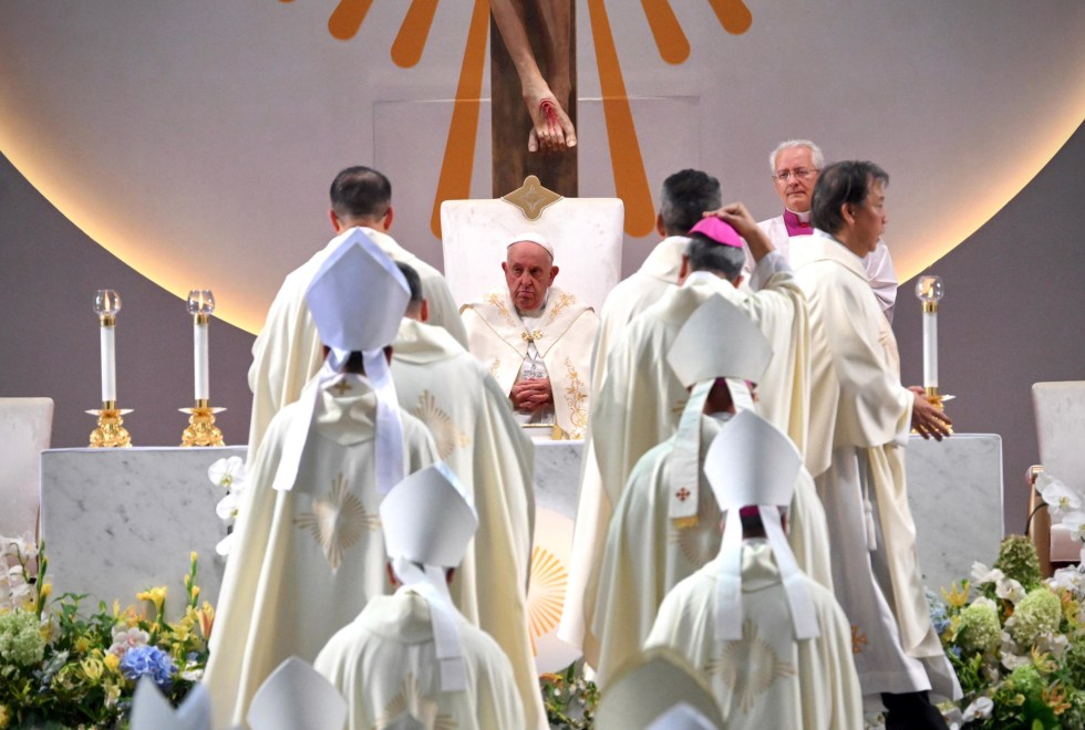 El papa supera la dura prueba de su viaje más largo