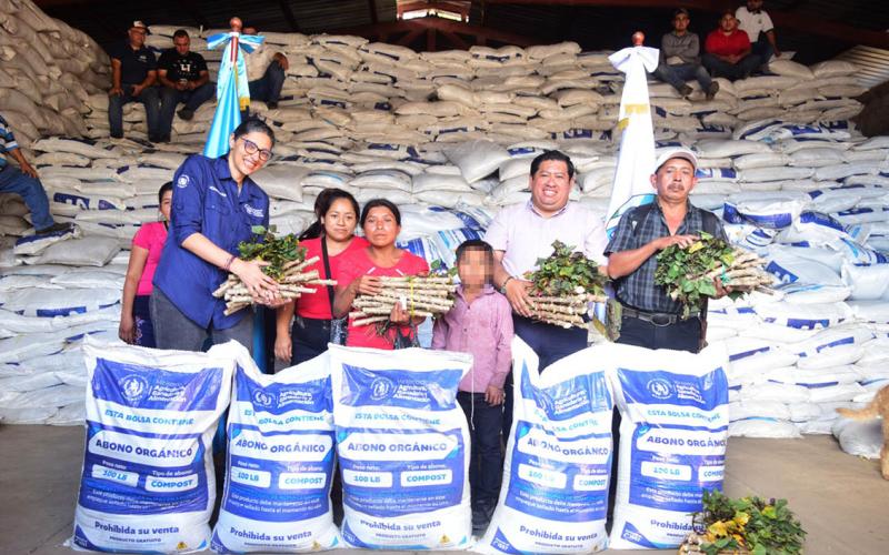 Familias de Jocotán, Chiquimula, reciben el Bono Campesino
