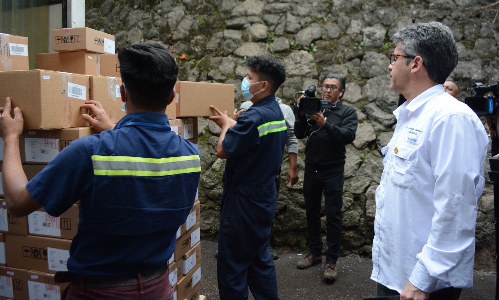 El ministro de Salud, Joaquín Barnoya, realizó la entrega de medicamentos, insumos y equipo médico en el Hospital General San Juan de Dios. / MSPAS.