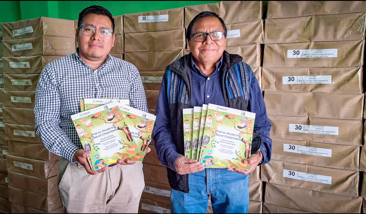 Entregan 9 mil ejemplares del libro "Literatura Infantil Chalchiteka". / Foto: Academia de Lenguas Mayas.