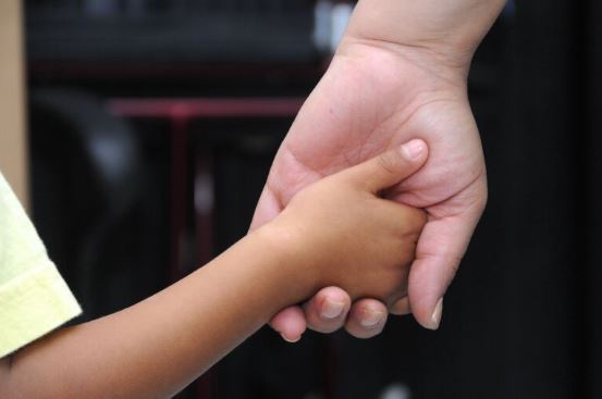 Fiestas seguras: cómo mantener a los niños seguros en lugares concurridos