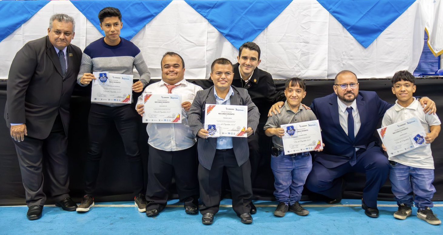 Entregan reconocimiento a selección de futbol de talla baja en el marco del Día del Deportista