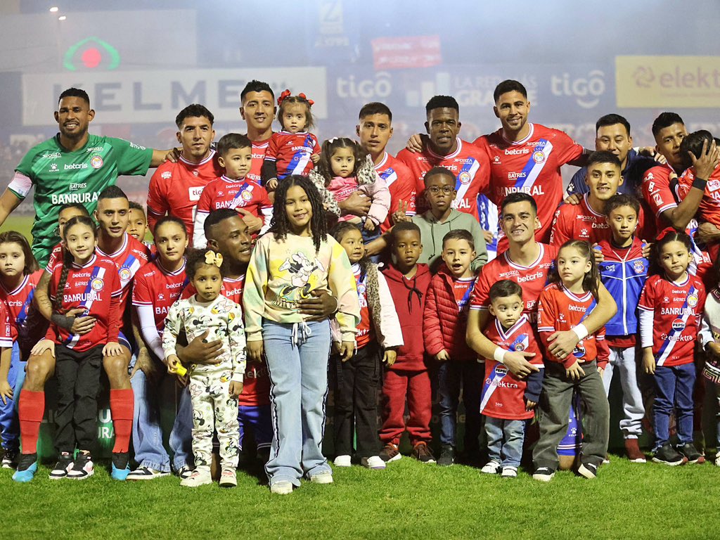 ¡Xelajú MC devora a Cobán en el coloso de hielo y se corona campeón del Apertura 2024!
