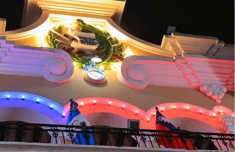 Guatemala y la República de China (Taiwán) iluminaron el Edificio de Correos