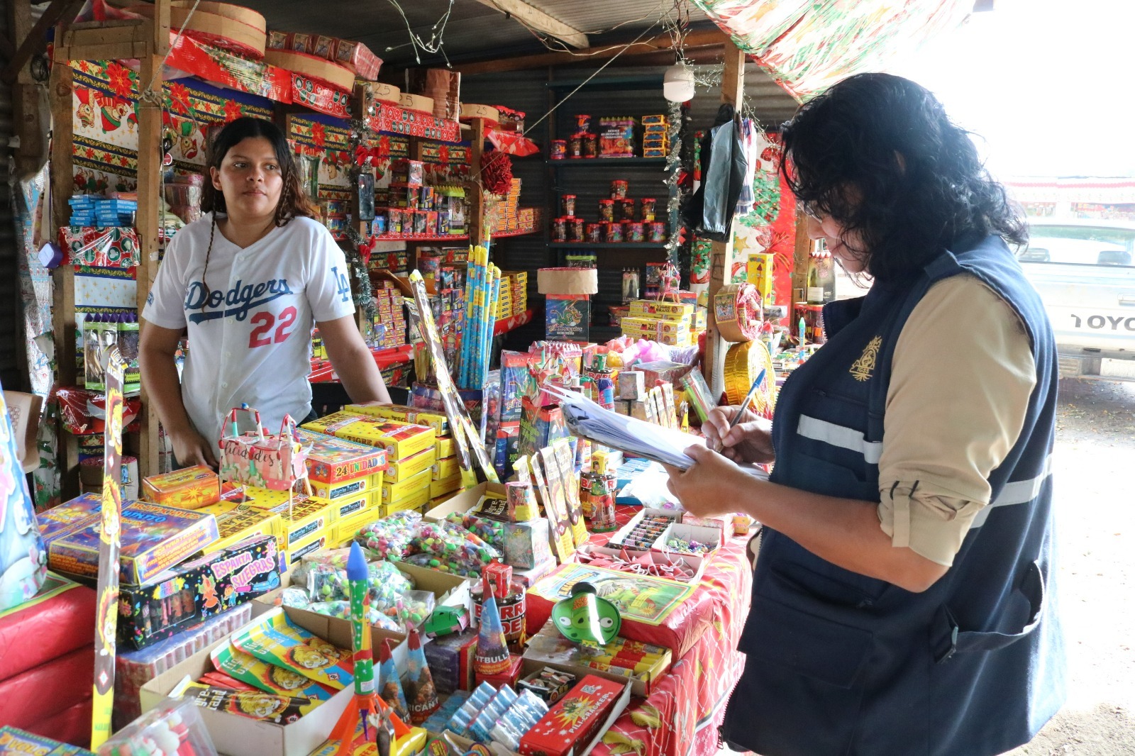 Inspectores supervisan la venta de fuegos artificiales en distintos puntos de venta en el departamento de Escuintla. / Foto: IGSS.