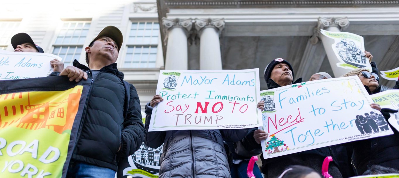 Migrantes se manifestaron frente al ayuntamiento de Nueva York para pedir apoyo del alcalde ante deportaciones masivas anunciadas por Donal Trump.