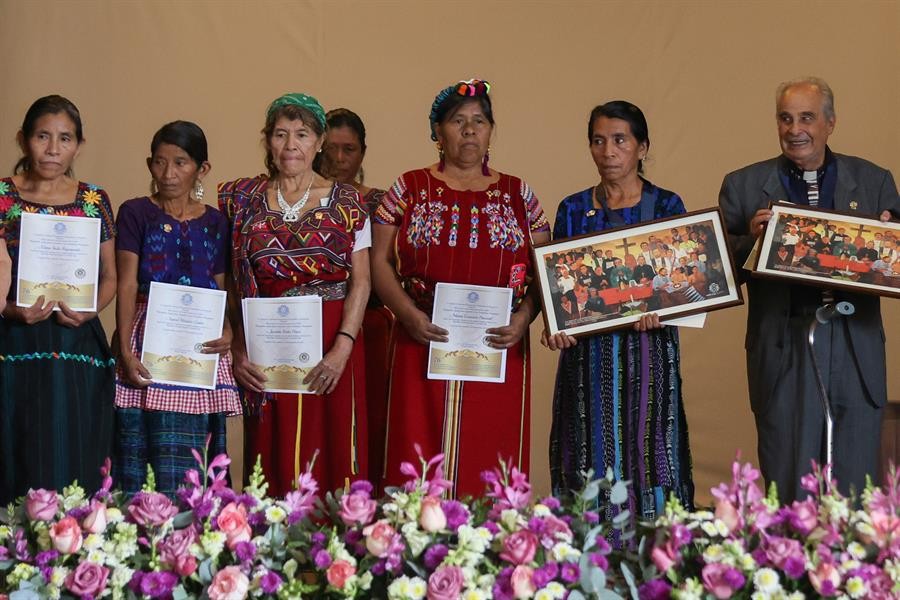 Mujeres ixiles galardonadas en el Día Internacional de los Derechos Humanos. / Foto: EFE.