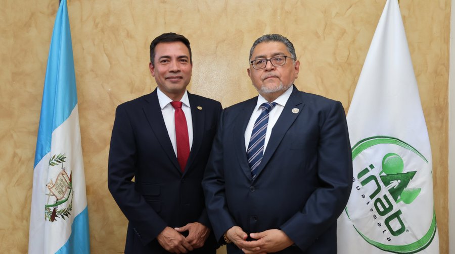 Ministro de Agricultura, Ganadería y Alimentación, Maynor Estrada (derecha). juramentó al ingeniero Bruno Enrique Arias Rivas (izquierda) como gerente del Inab. / Foto: Inab.