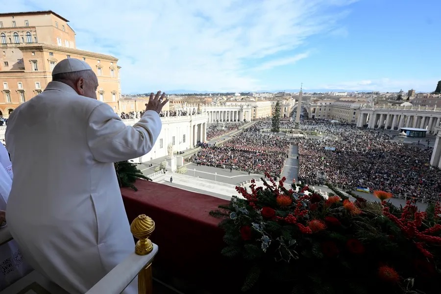 Luego de clamar porque callen las armas, el papa Francisco impartió la bendición Urbi et Orbi ante miles de feligreses congregados en la plaza de San Pedro.