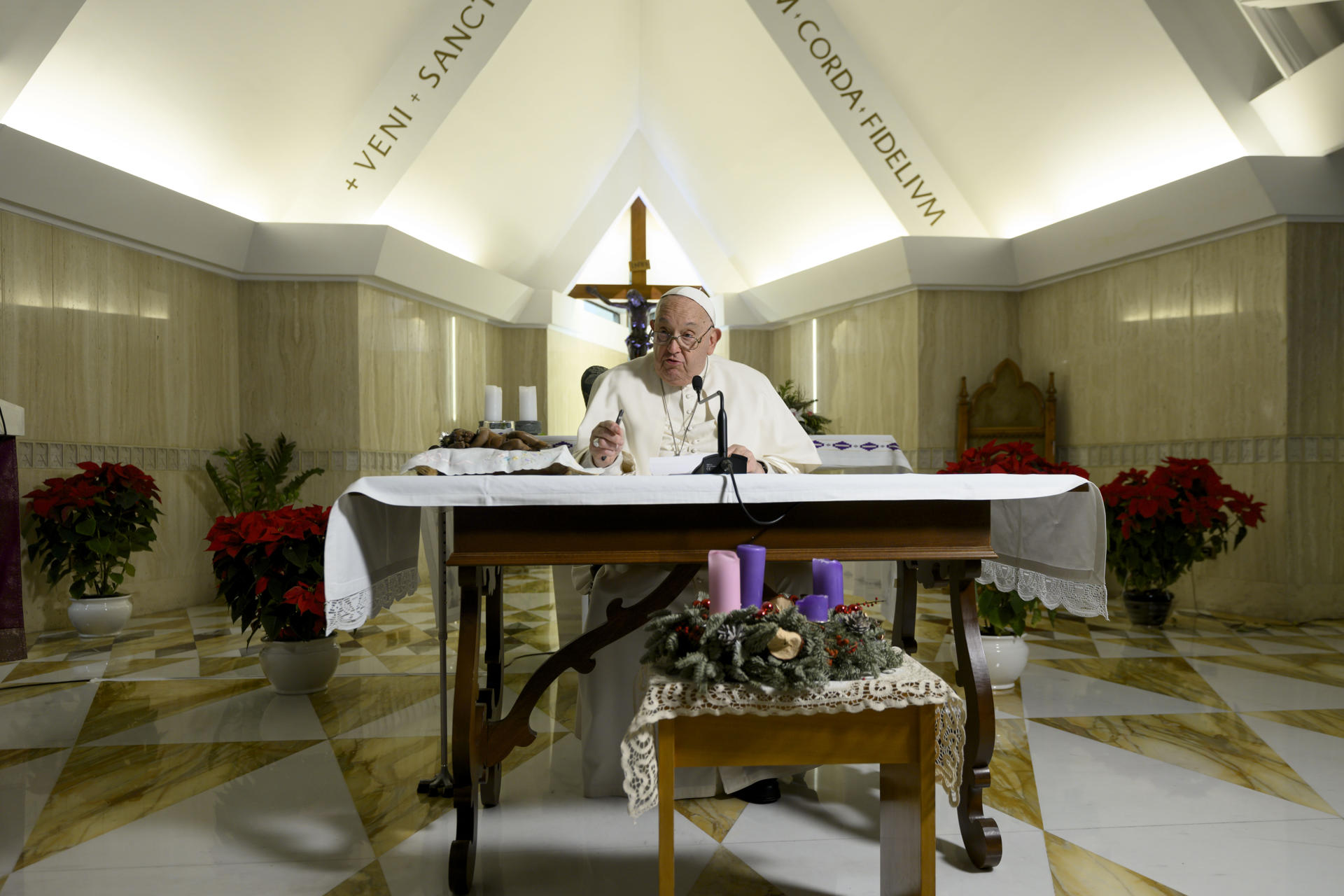El papa Francisco presidió el rezo del Ángelus desde la capilla de Santa Marta, para curarse de un resfriado.