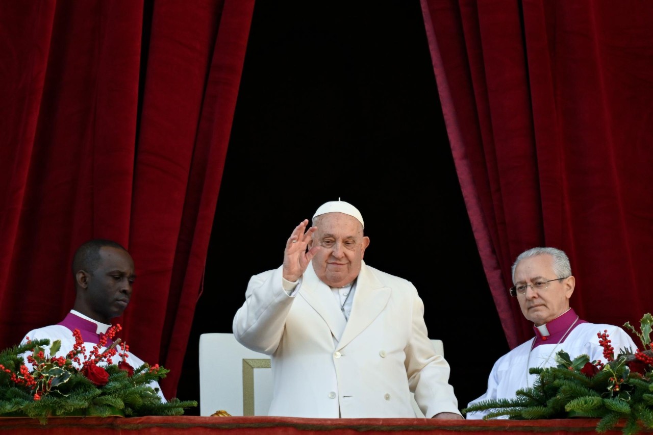 Antes de impartir la bendición Urbi et Orbi ante miles de feligreses en la plaza de San Pedro, el papa rogó por que se promueva la armonía en países de América.