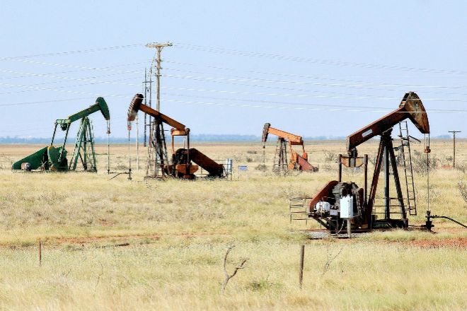 El petróleo de Texas cayó a 67.2 dólares el barril al cierre de la semana, ante la perspectiva de superávit de oferta en 2025.