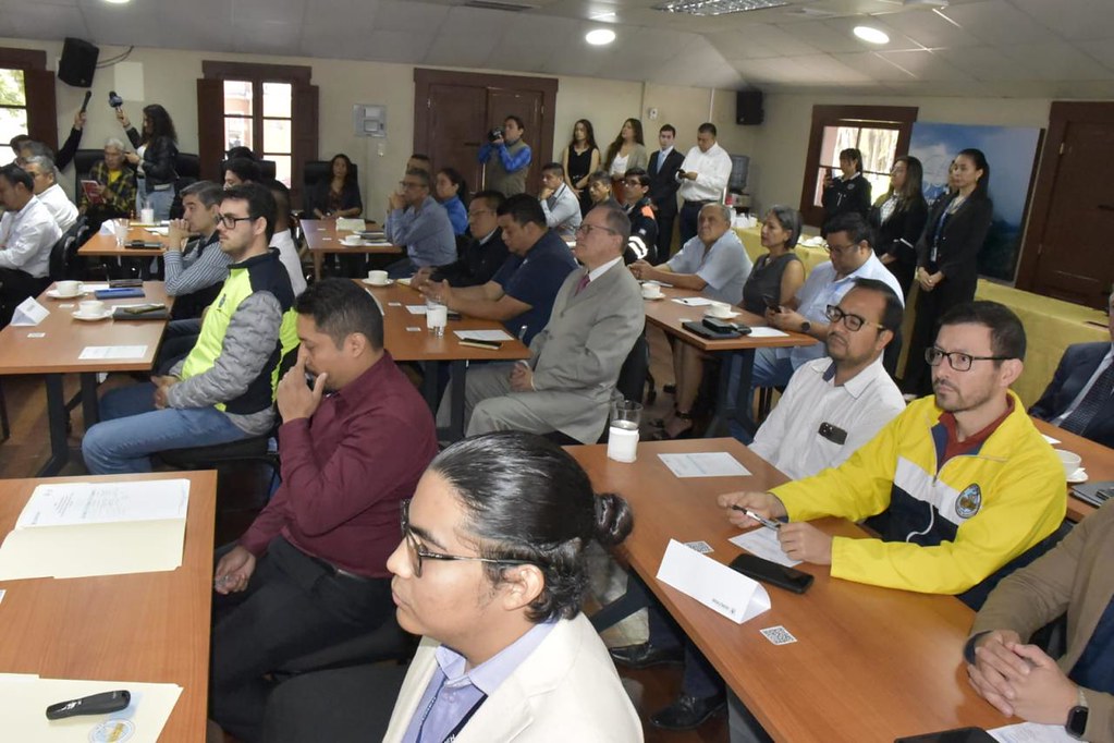 Representantes de diferentes entidades participan en la presentación de informe sobre perspectiva climática hasta marzo 2025.