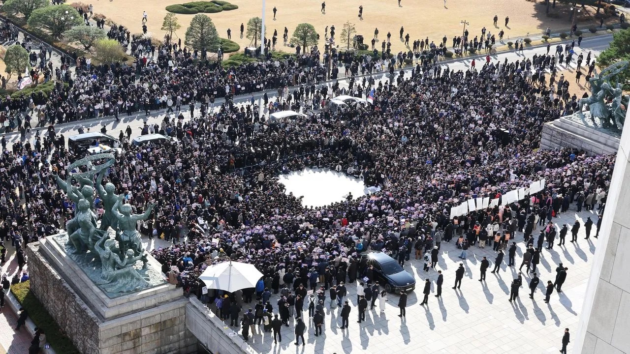 Las manifestaciones contra el presidente Yoon Suk-yeol continuaron este miércoles frente al Parlamento de Corea del Sur.