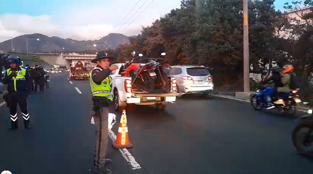 Brigadistas de Provial regulan el paso vehicular por el km 20 de la ruta al Pacífico, donde un hecho de tránsito dejó tres personas fallecidas.