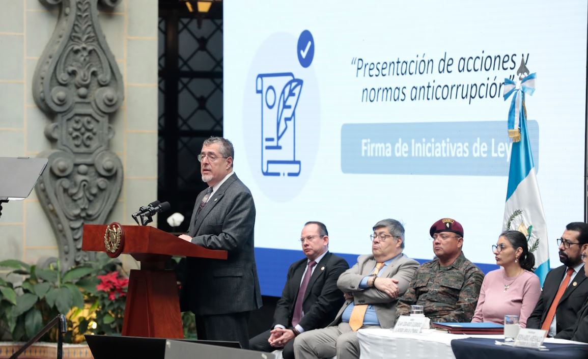 Presidente Bernardo Arévalo en el patio de la Paz