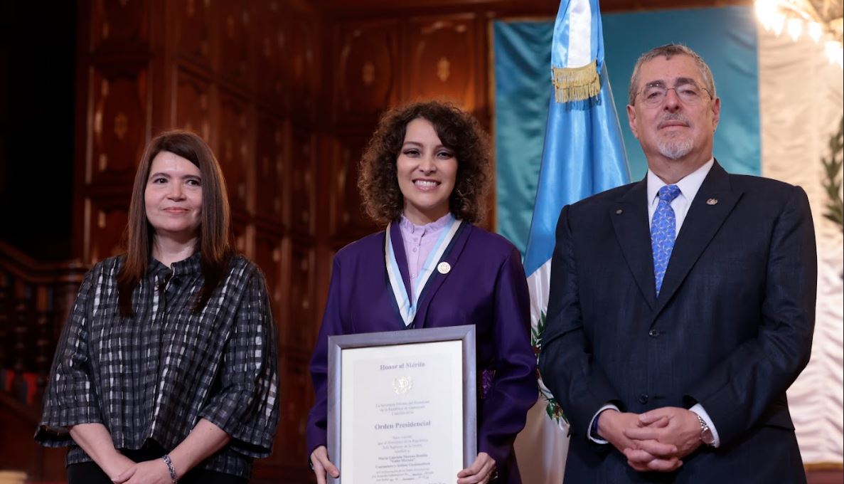 Presidente Arévalo entrega la Orden Presidencial a cantautora Gaby Moreno
