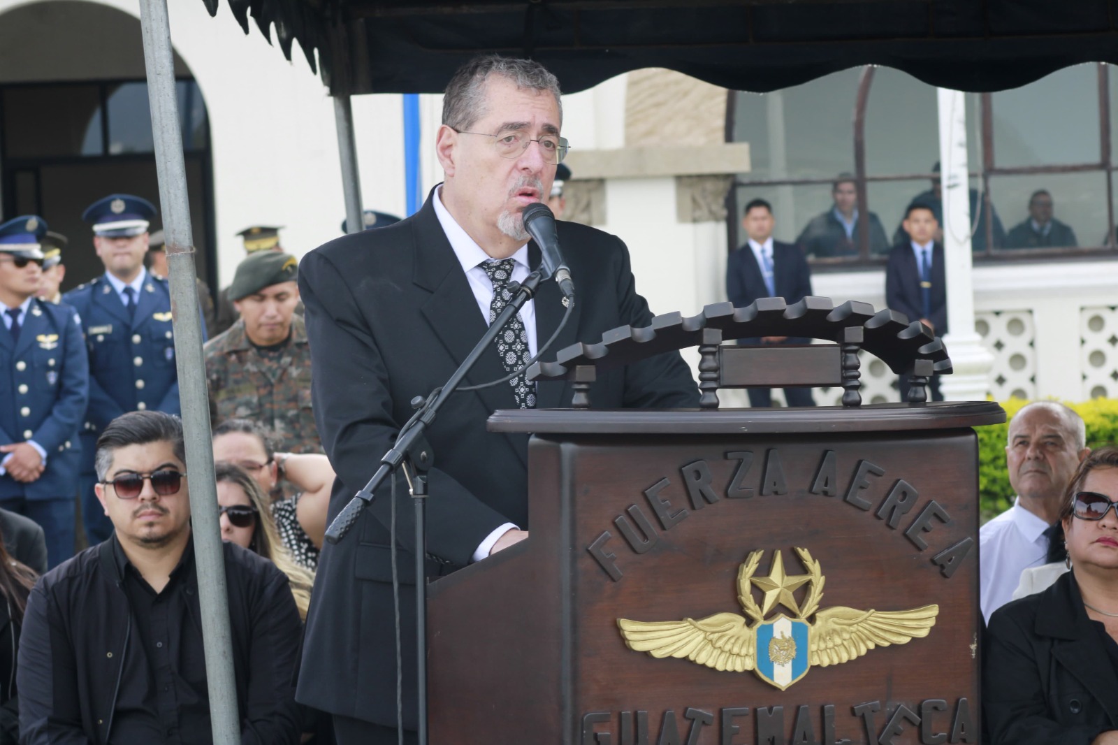 Presidente acompaña honras fúnebres de oficiales caídos