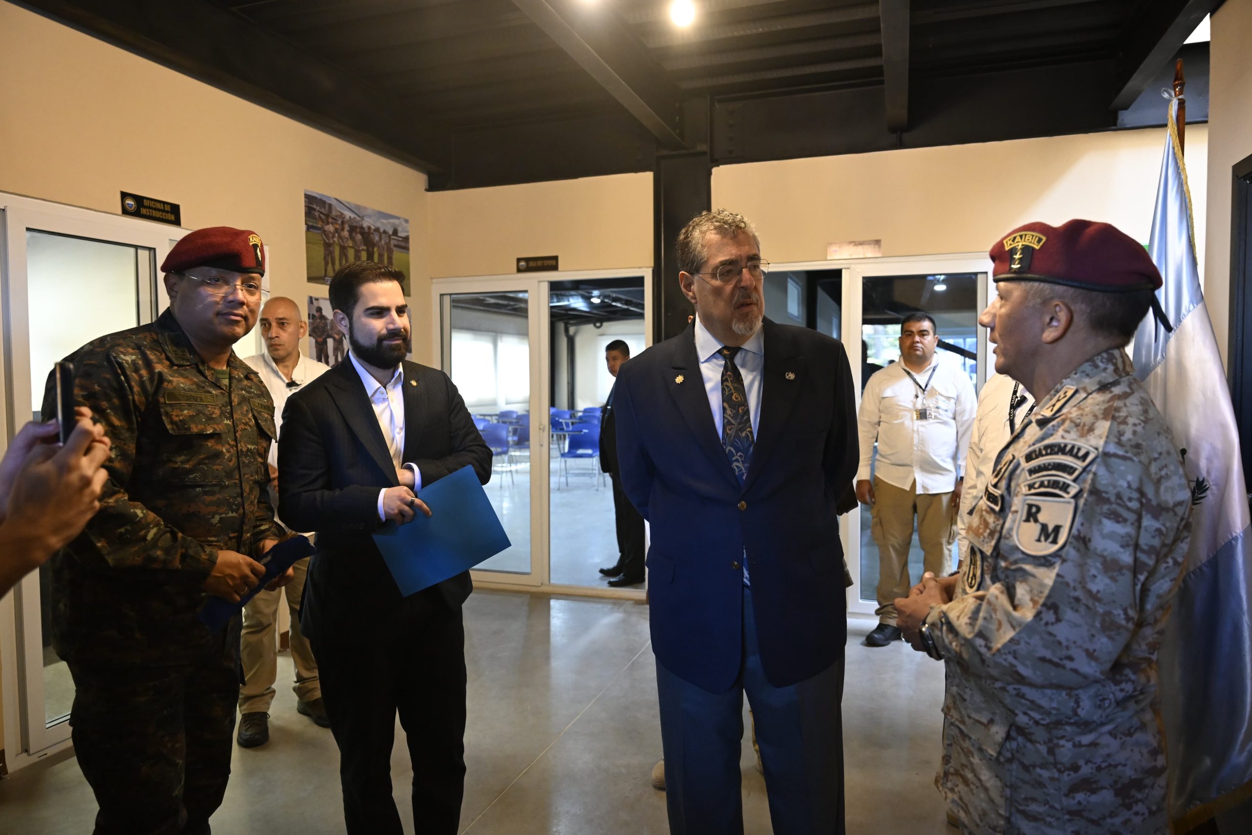 Presidente Bernardo Arévalo busca mejoras en el entrenamiento señoritas y jóvenes reservistas del país. / Foto: Álvaro Interiano.
