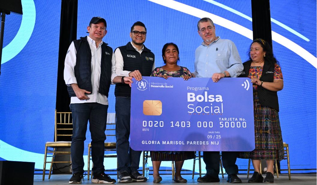 Presidente entrega la tarjeta número 50 mil del programa Bolsa Social en San Raymundo