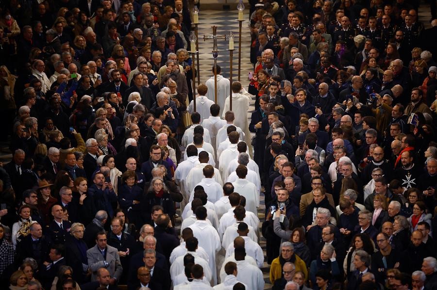 La primera misa en Notre Dame borra la pena del incendio de 2019: “La alegría es máxima”