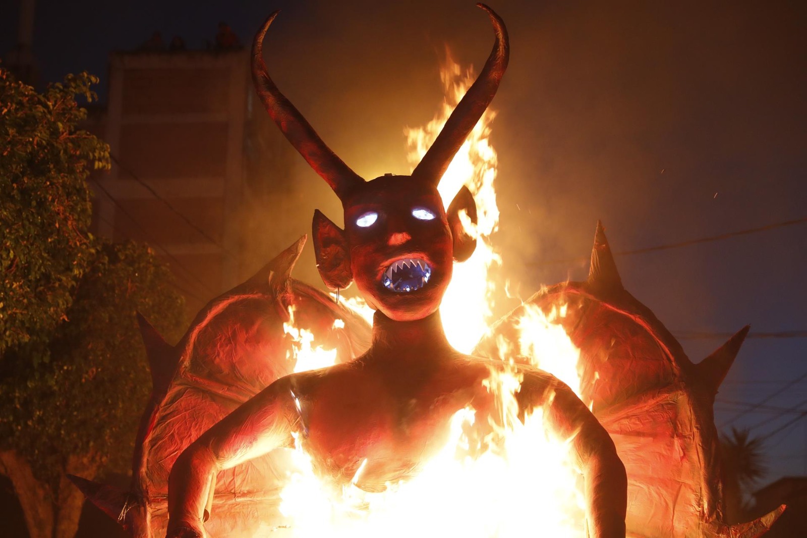 Salud pide realizar tradicional “quema del diablo” con responsabilidad y prevención
