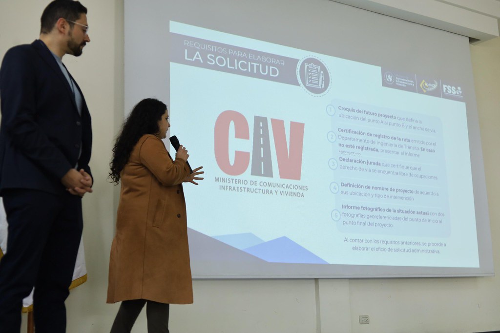 Personal del CIV imparte taller sobre la presentación de proyectos de obras viales a alcaldes y personal de la gobernación departamental de Baja Verapaz.
