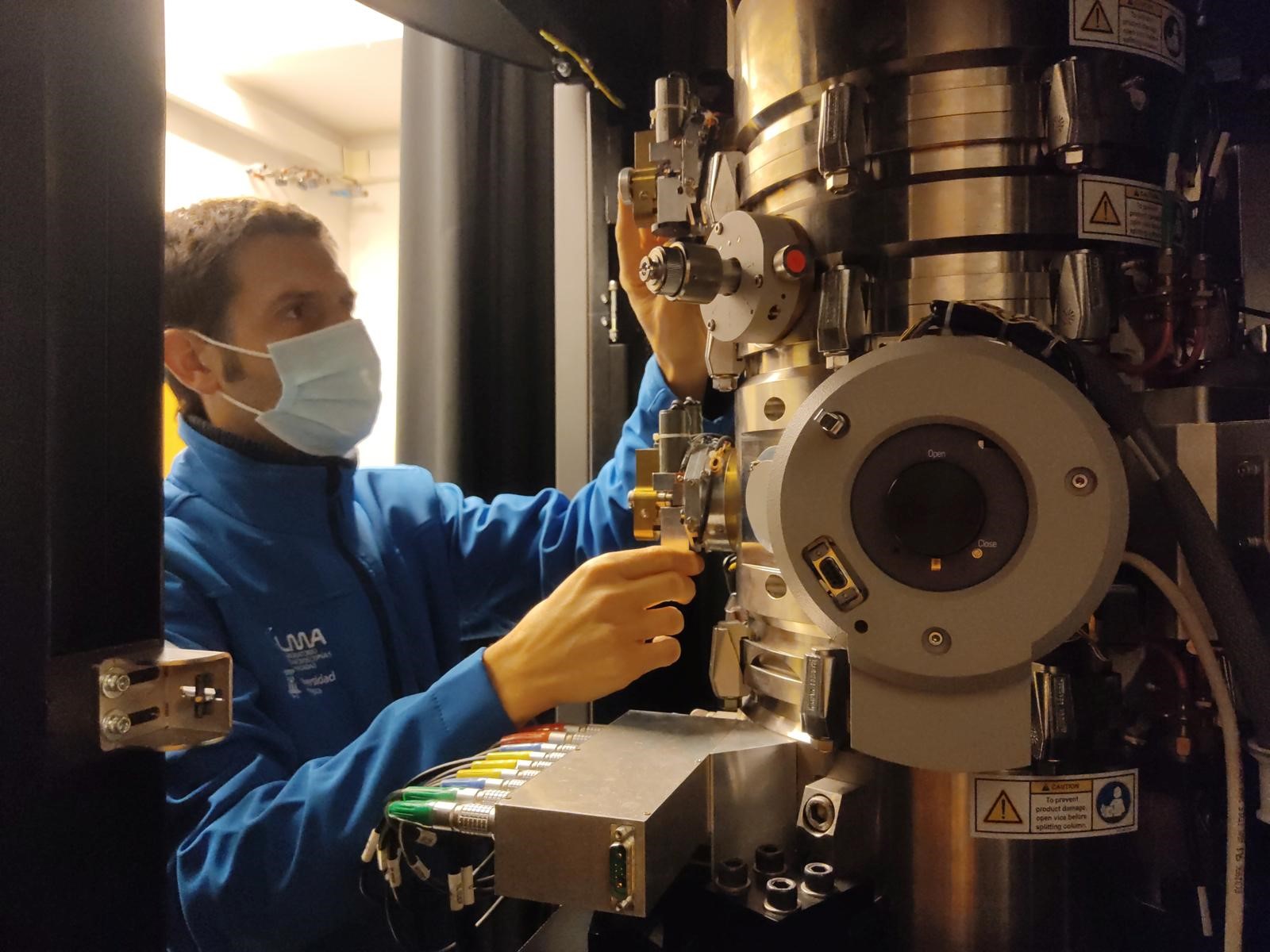 Microscopio electrónico TITAN3 volvió al Laboratorio de Microscopías Avanzadas (LMA) de la Universidad de Zaragoza, luego de una actualización.