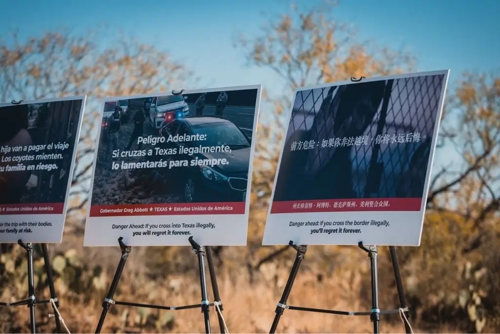 El gobernador de Texas, Estados Unidos, coloca vallas en las que advierte de riesgos de cruzar la frontera.