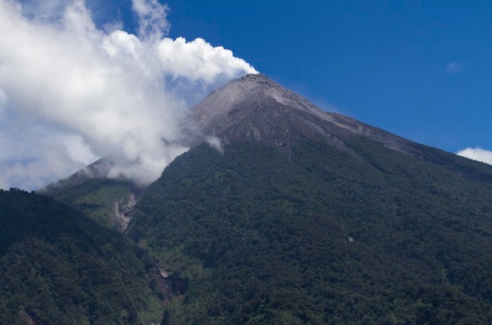 Alertan por explosiones y caída de ceniza del volcán de Fuego
