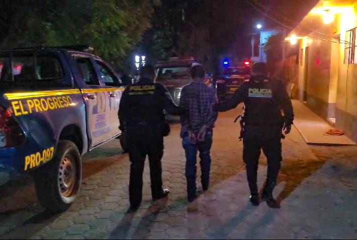 Ezequiel “N”, 51 años, se le incautó una pistola Bersa conteniendo un cargador con 14 municiones, sin la licencia respectiva. / Foto: PNC