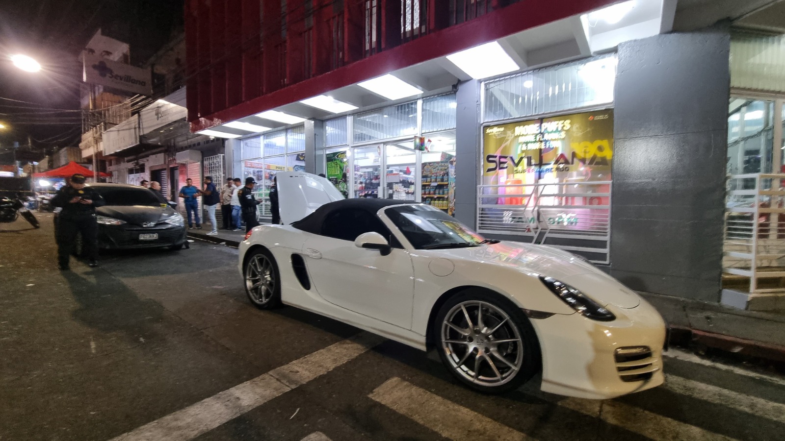 PNC encuentra armas de fuego en Porsche abandonado en la zona 1 de Escuintla
