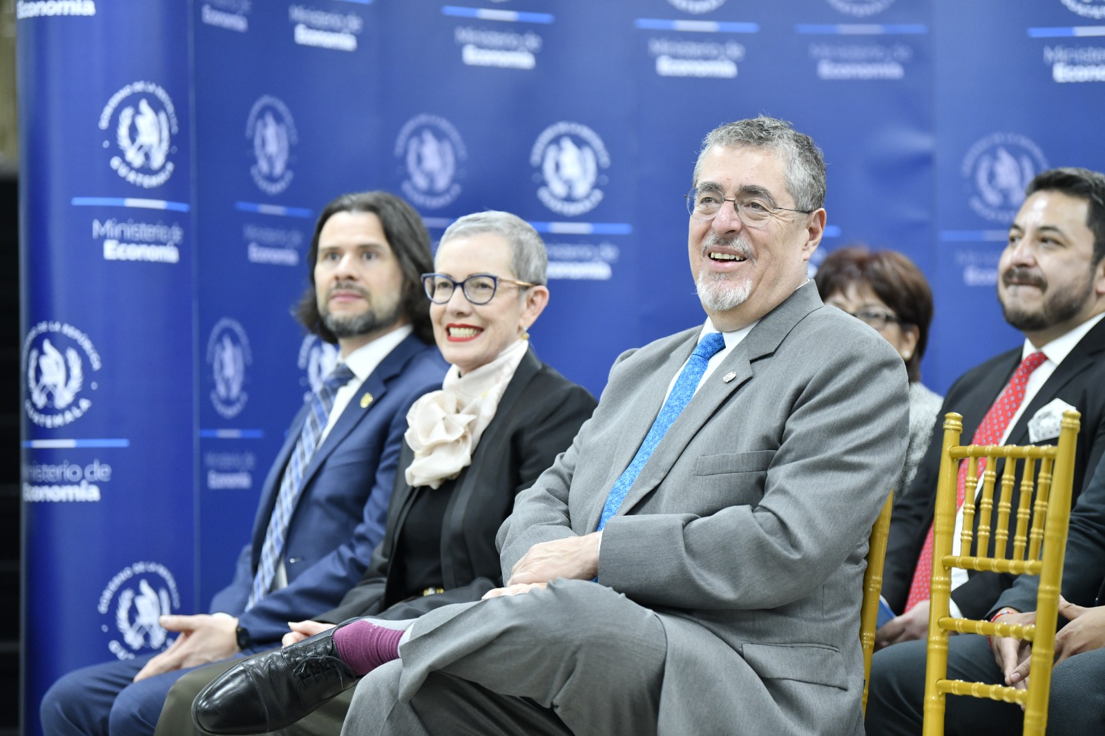 Presidente Bernardo Arévalo junto a viceministros de Economía en el aniversario del Mineco. / Foto: Alex Jacinto.