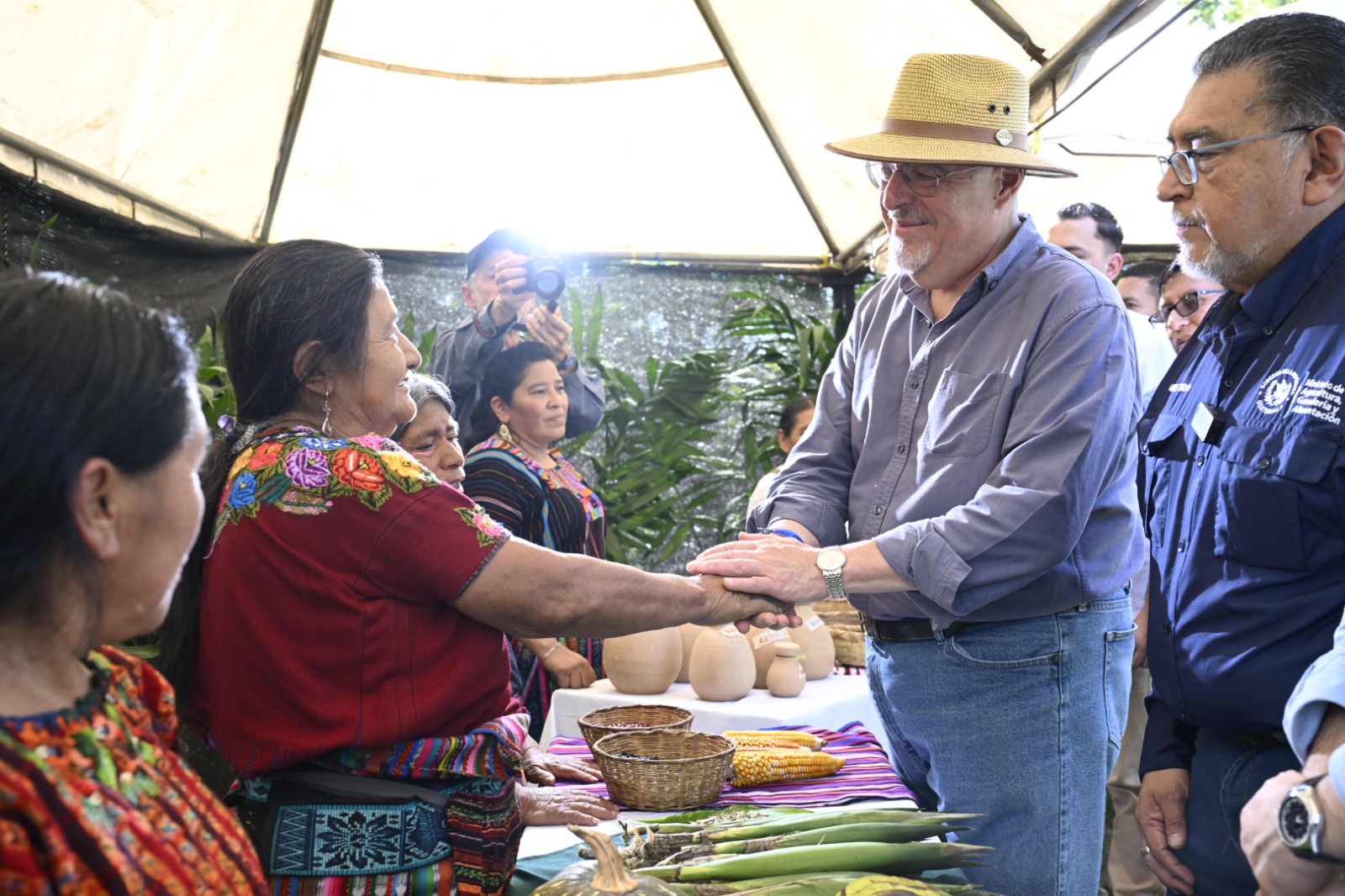 Con esta visita, el presidente Arévalo reafirmó su compromiso con el desarrollo rural y la promoción de proyectos que impulsen la economía local. / Foto: Álvaro Interiano